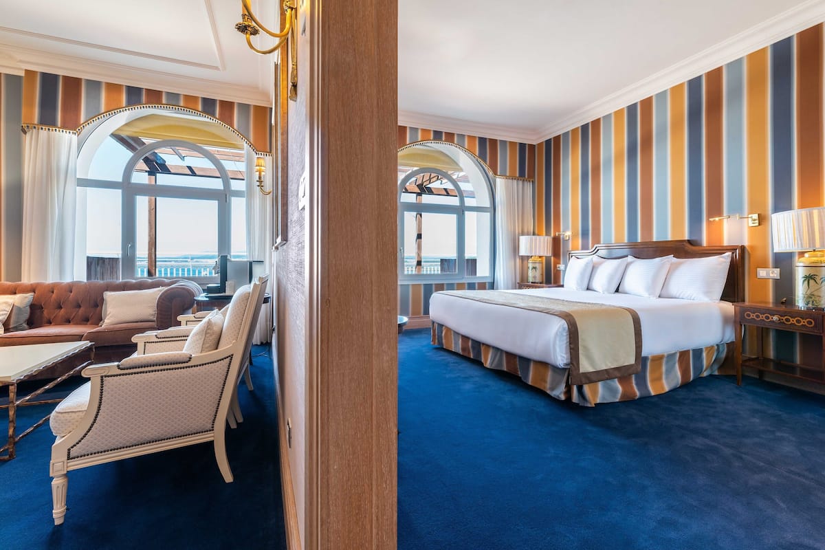Junior Suite, Garden View | 1 bedroom, free minibar items, in-room safe, desk