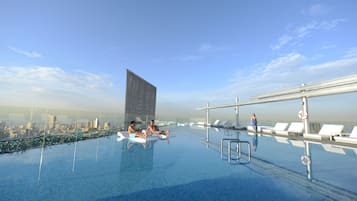 Una piscina al aire libre de temporada