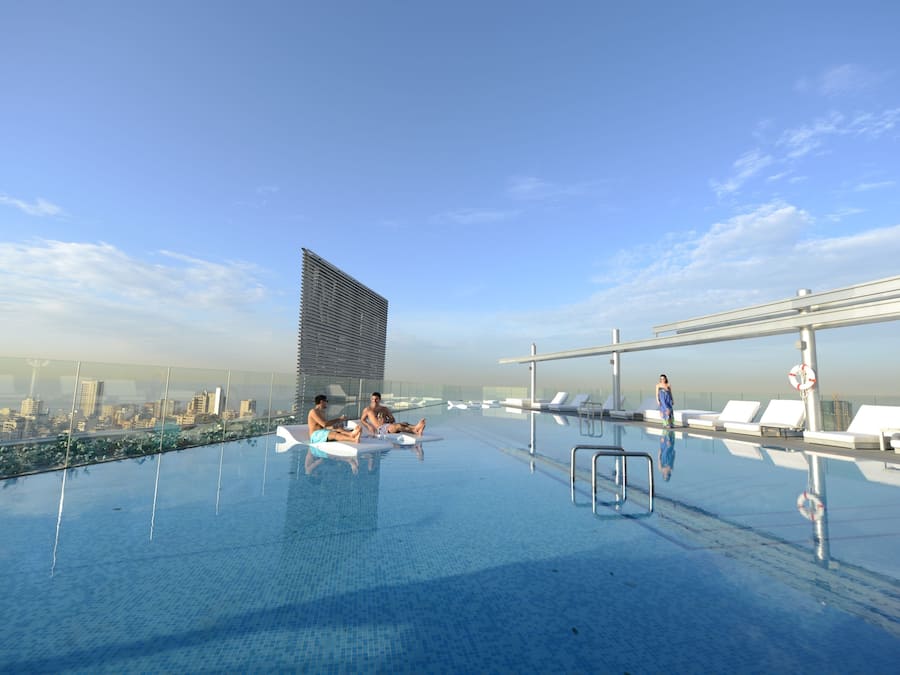 Una piscina al aire libre de temporada