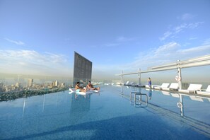 Una piscina al aire libre de temporada