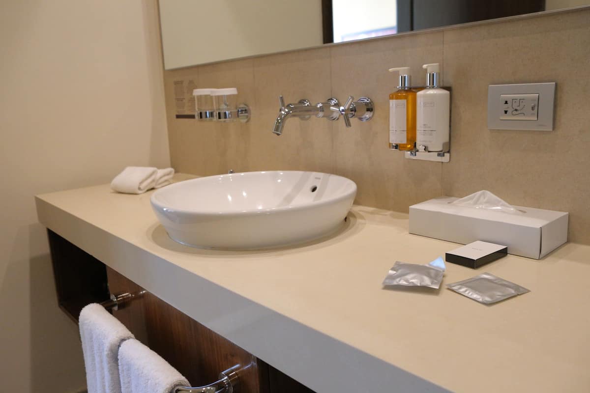 Een haardroger, badjassen, pantoffels, een bidet