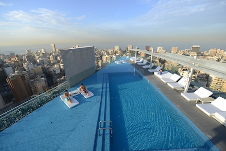 Una piscina al aire libre de temporada. Staybridge Suites Beirut by IHG