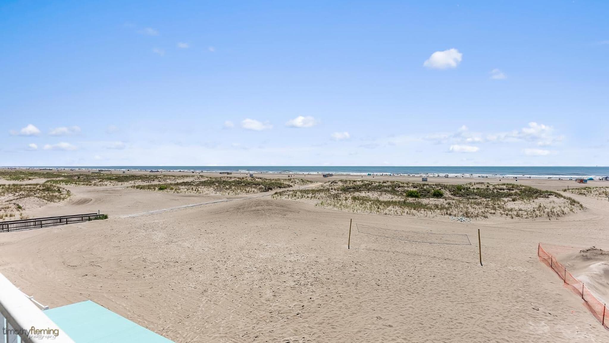 På stranden och solstolar