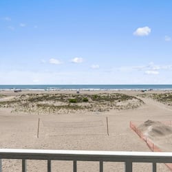 位於海灘上、躺椅