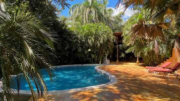 African Cabin | Hochwertige Bettwaren, Zimmersafe, individuell dekoriert