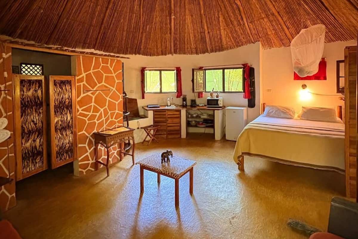 African Cabin | Ropa de cama de alta calidad y caja de seguridad en la habitación