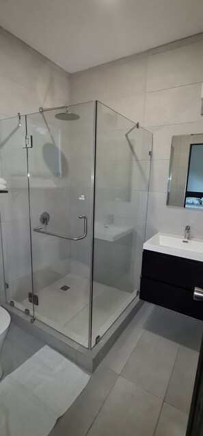 Double Room, 2 Double Beds | Bathroom | Shower, free toiletries, towels - Hotel Green (Jacó)