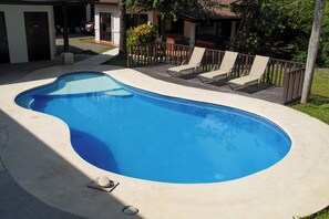 Piscina externa, espreguiçadeiras