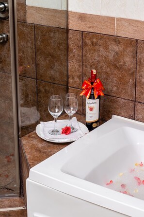 套房, 2 间卧室 | 浴室 | 独立的浴缸和淋浴、泉水浴缸、免费洗浴用品、吹风机