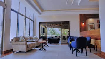 2 bars/lounges, poolside bar