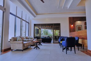2 quầy bar/khu lounge, quầy bar bên hồ bơi 