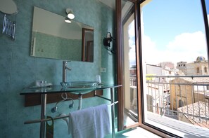 Studio Suite | Bathroom | Shower, hydromassage showerhead, free toiletries, hair dryer - Centro Sicilia (Enna)