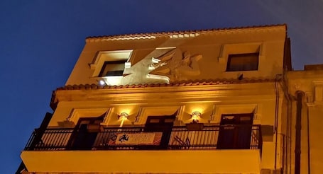 Fachada de la propiedad por la tarde o noche