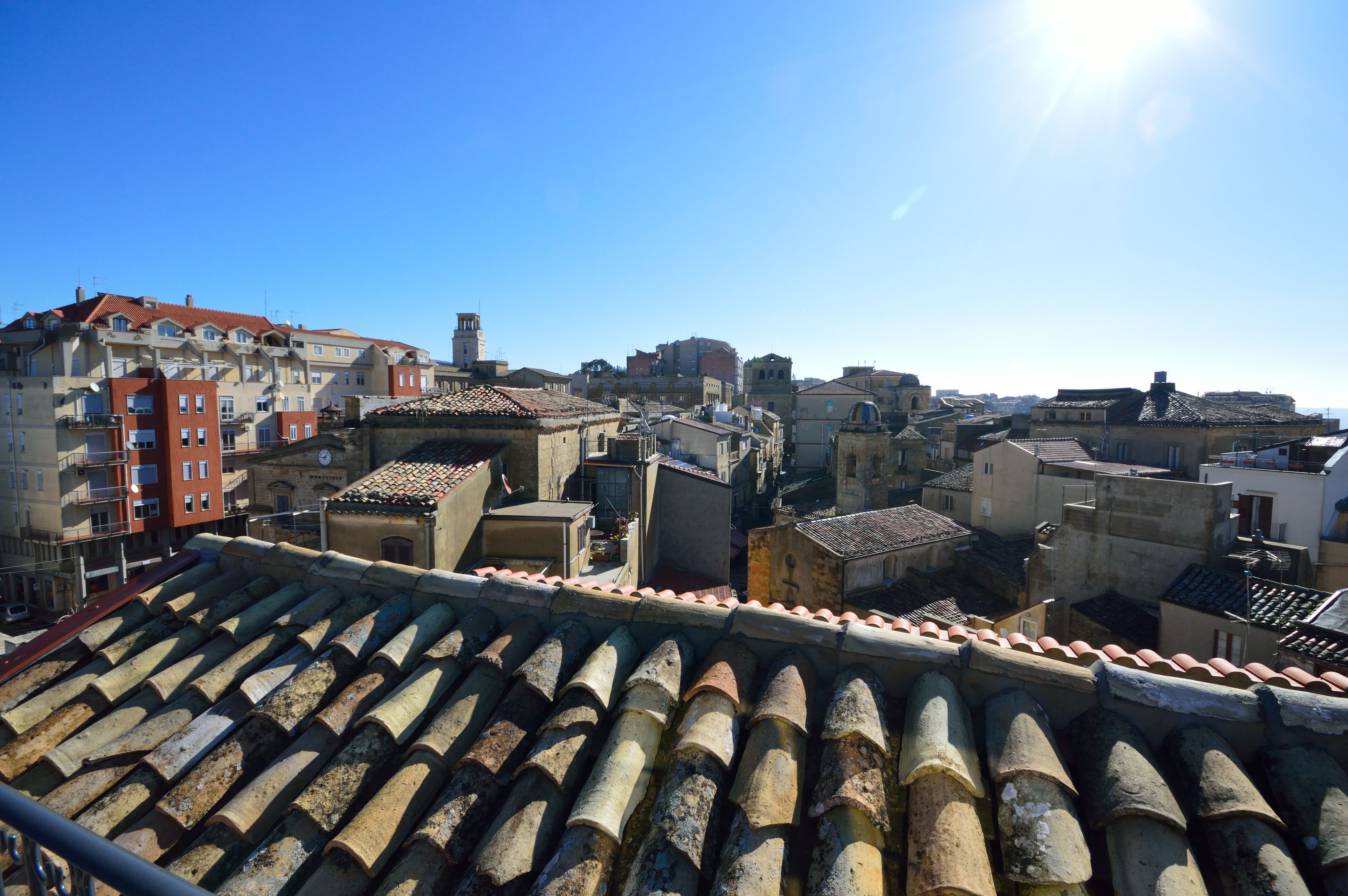 Un paysage urbain caractérisé par une diversité de styles architecturaux et un ciel d’un bleu éclatant.