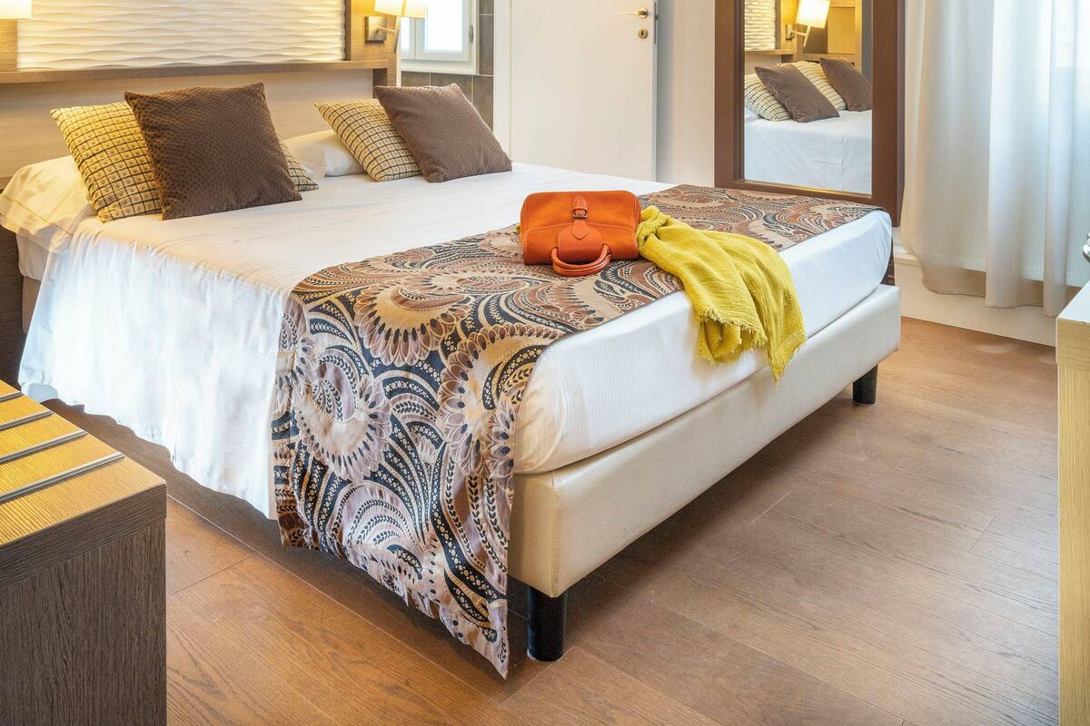 Free minibar items, free WiFi, bed sheets