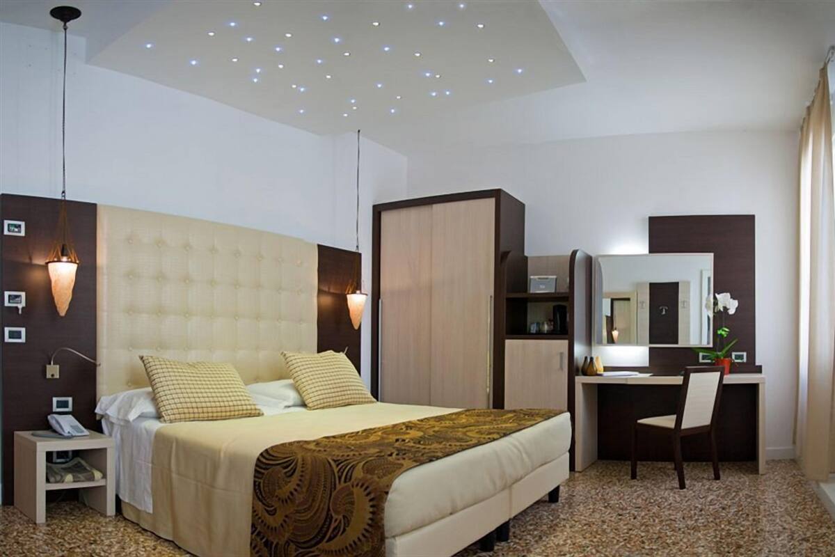 Free minibar items, free WiFi, bed sheets