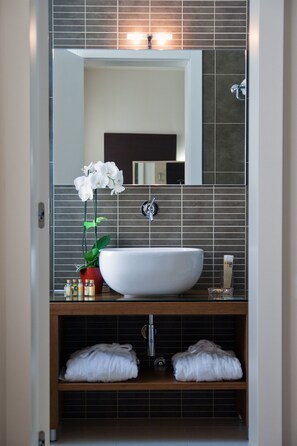 Een douche, een regendouche, een haardroger, badjassen