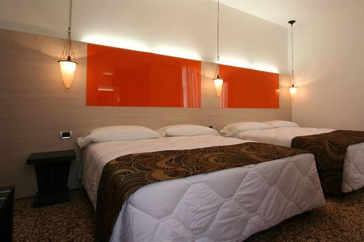 Free minibar items, free WiFi, bed sheets