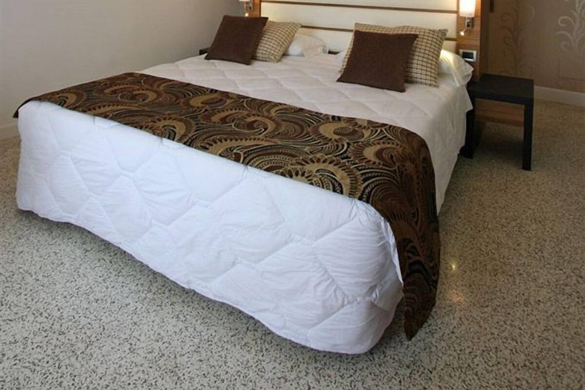 Free minibar items, free WiFi, bed sheets