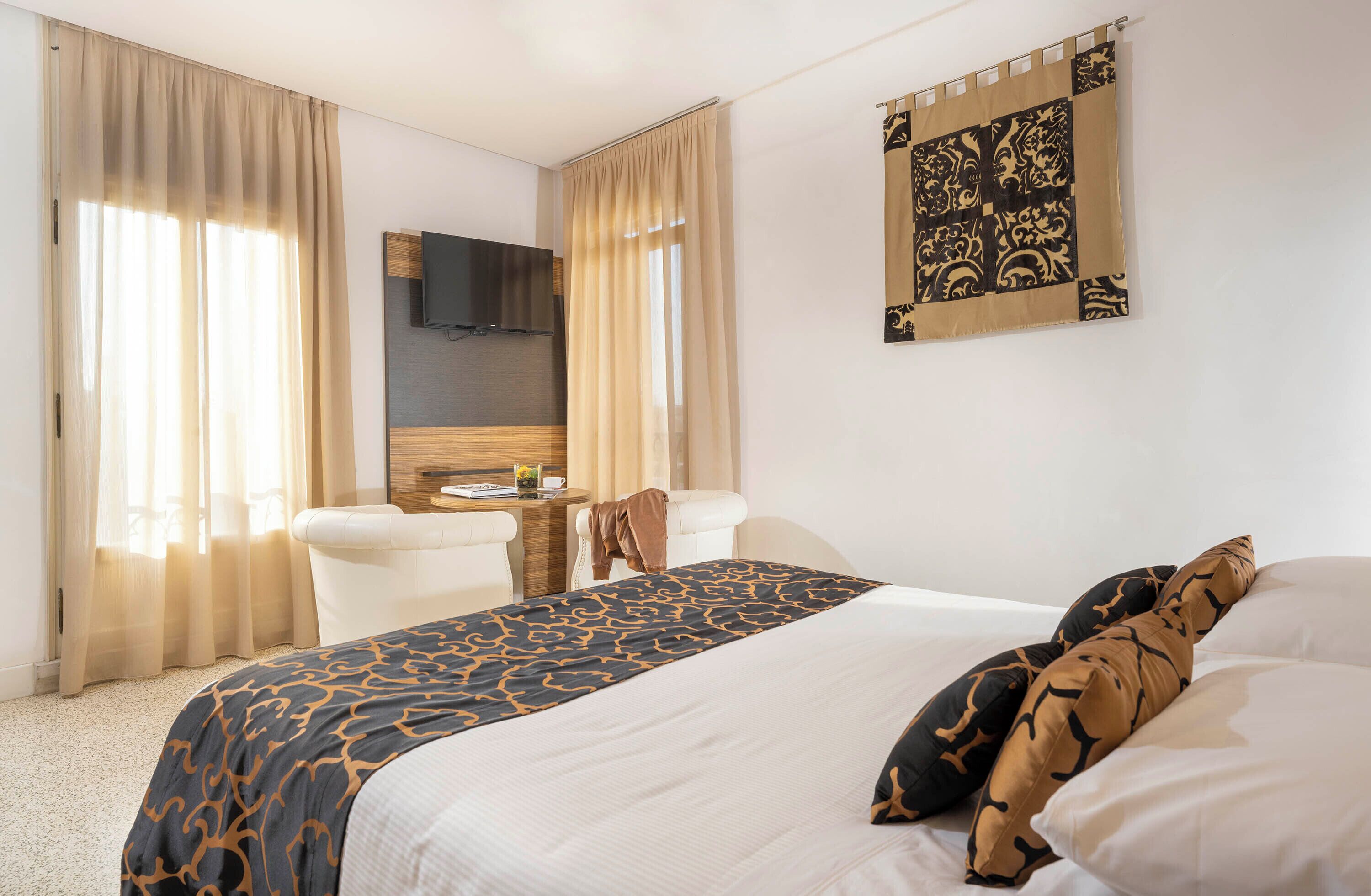 Habitació doble o amb dos llits individuals exclusiva | Roba de llit hipoal·lergògena i minibar amb articles gratuïts 