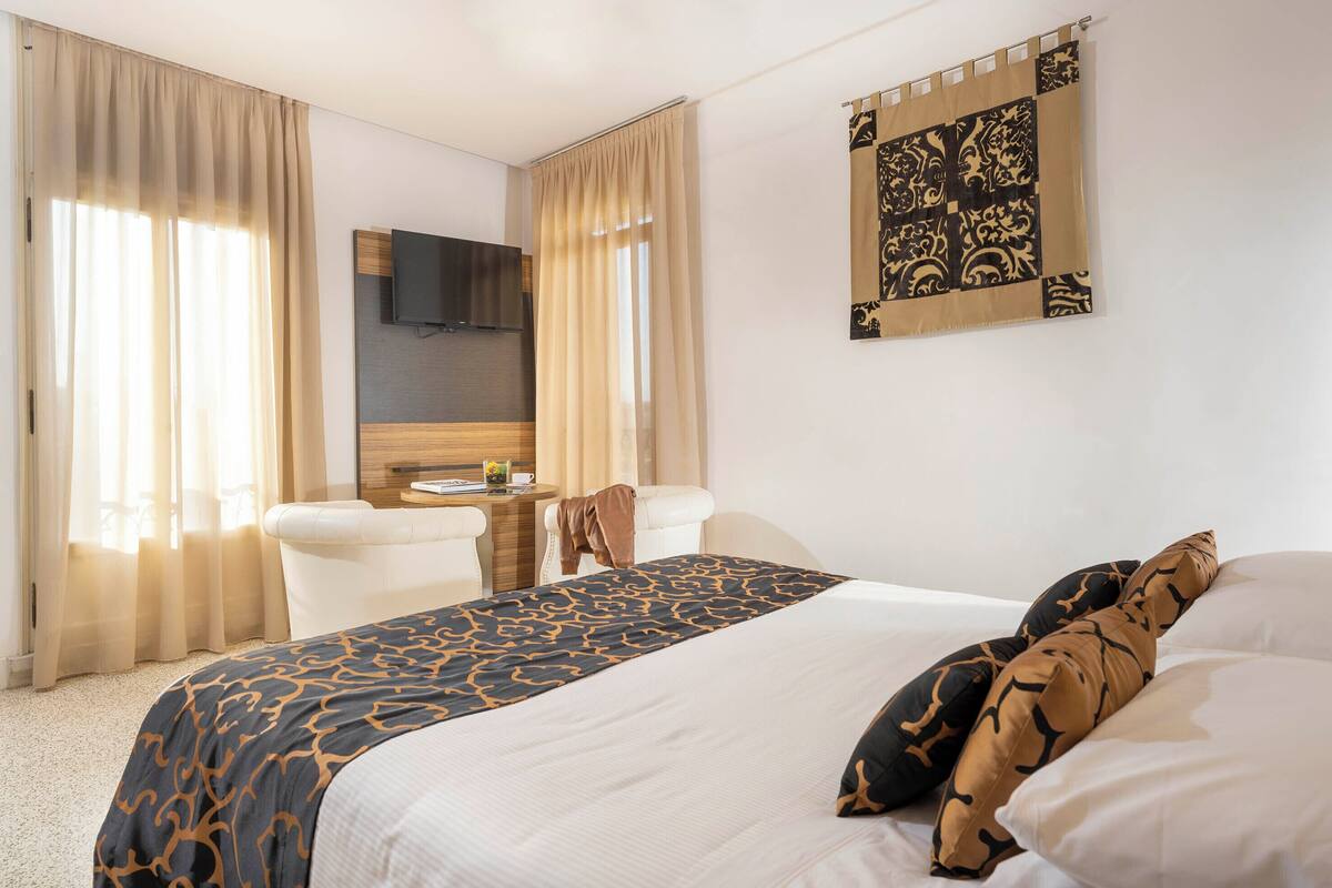 Free minibar items, free WiFi, bed sheets