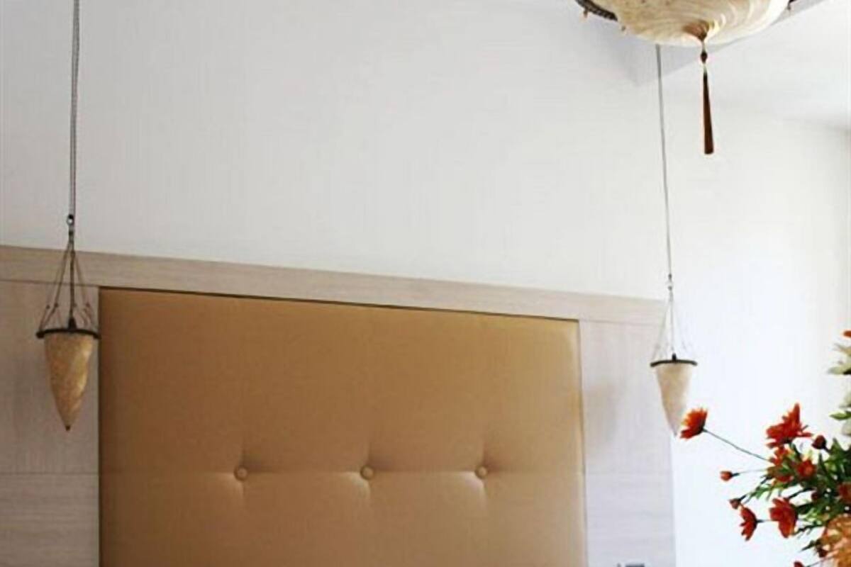 Free minibar items, free WiFi, bed sheets