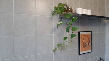 Appartamento Comfort, vista fiume | Dotazioni del bagno | Combinazione doccia/vasca, vasca da bagno a immersione totale