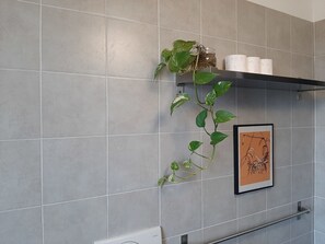 컴포트 아파트, 강 전망 | 욕실 편의 시설 | 샤워기/욕조 결합, 전신 욕조, 고급 세면용품, 헤어드라이어