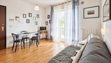 Departamento Confort, vista al río | Área de sala de estar | Televisión y reproductor de DVD