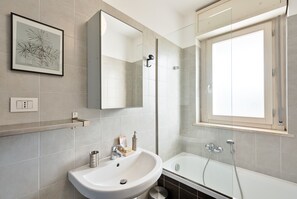 Comfort Apartment, River View | Bathroom