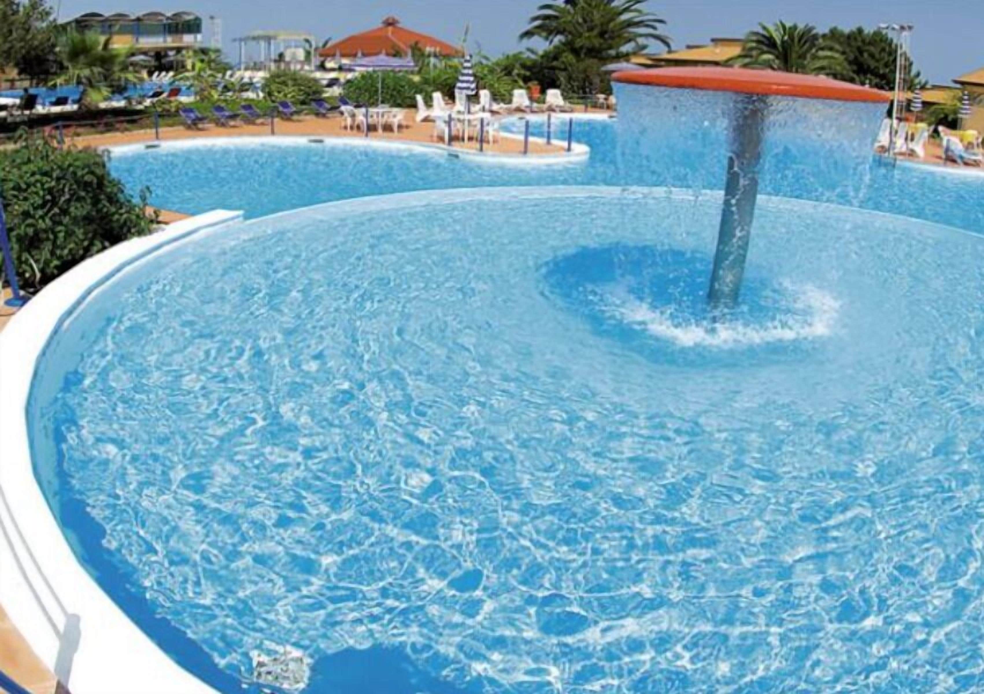 Piscina coperta, 2 piscine all'aperto, ombrelloni da piscina, lettini