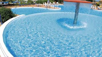 Piscina coperta, 2 piscine all'aperto, ombrelloni da piscina, lettini