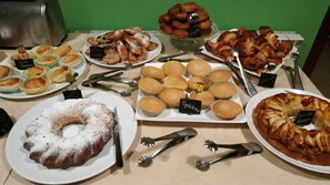 Colazione completa, servita tutte le mattine (11 EUR a persona) 
