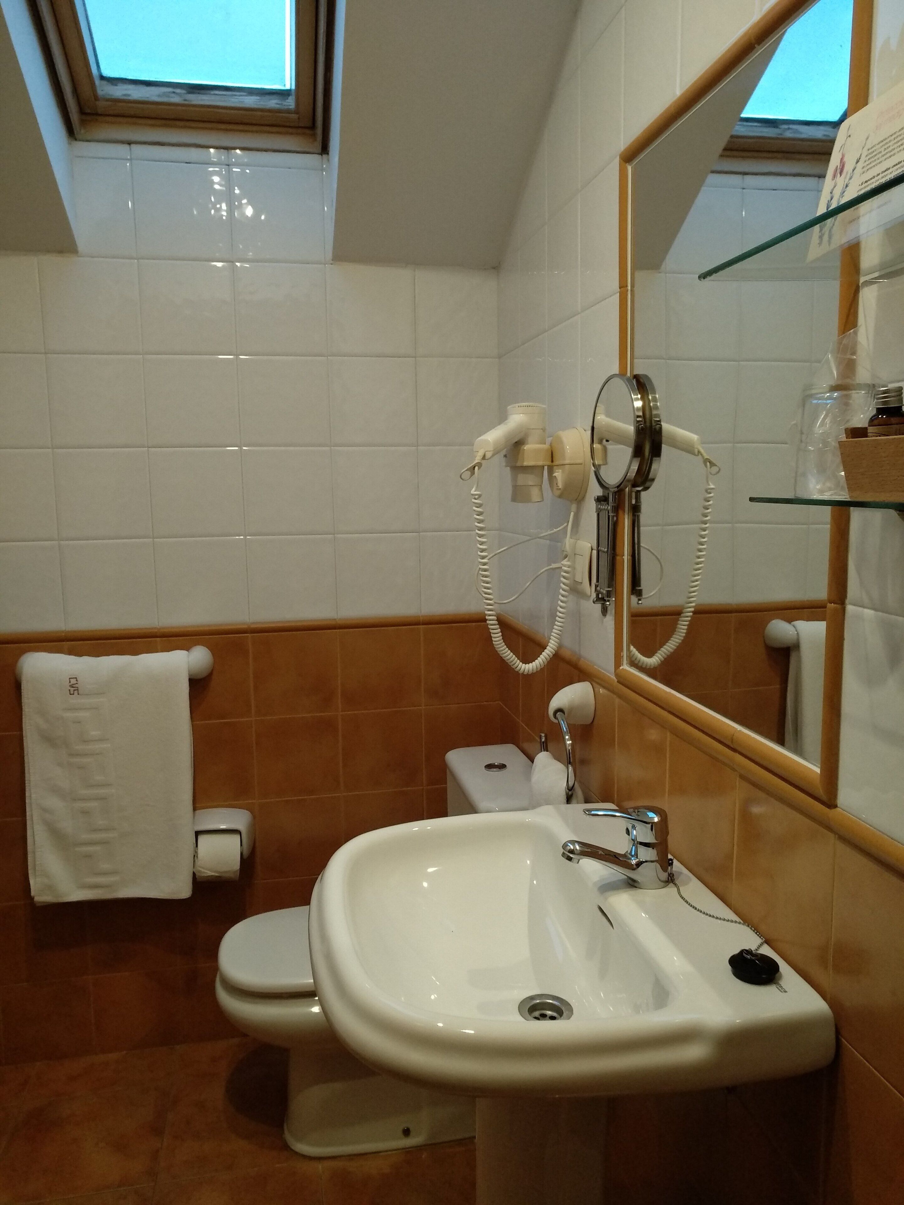 single room | bathroom | bathtub, free toiletries, hair dryer, towels