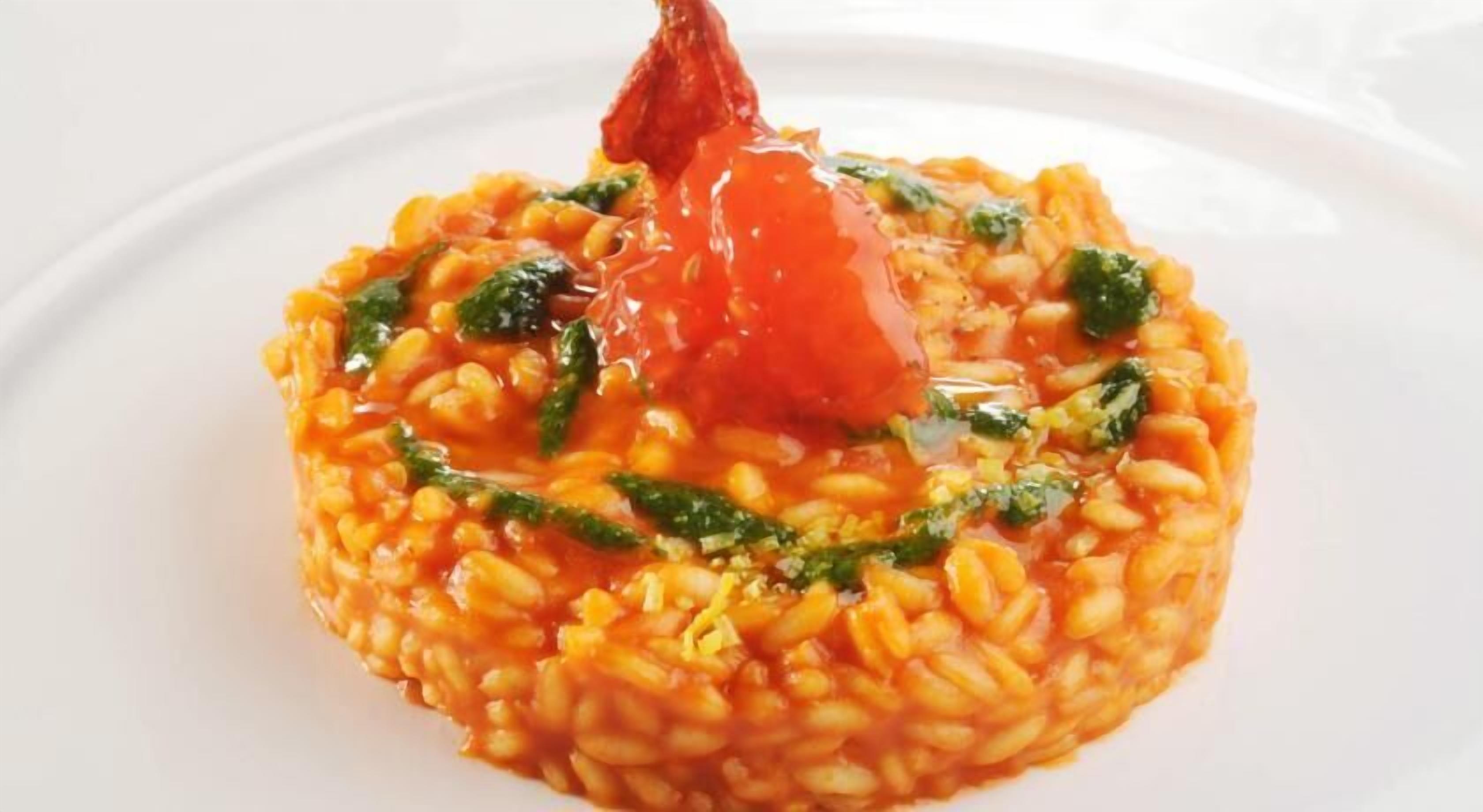 Eine Portion Risotto mit einem Klecks Soße.