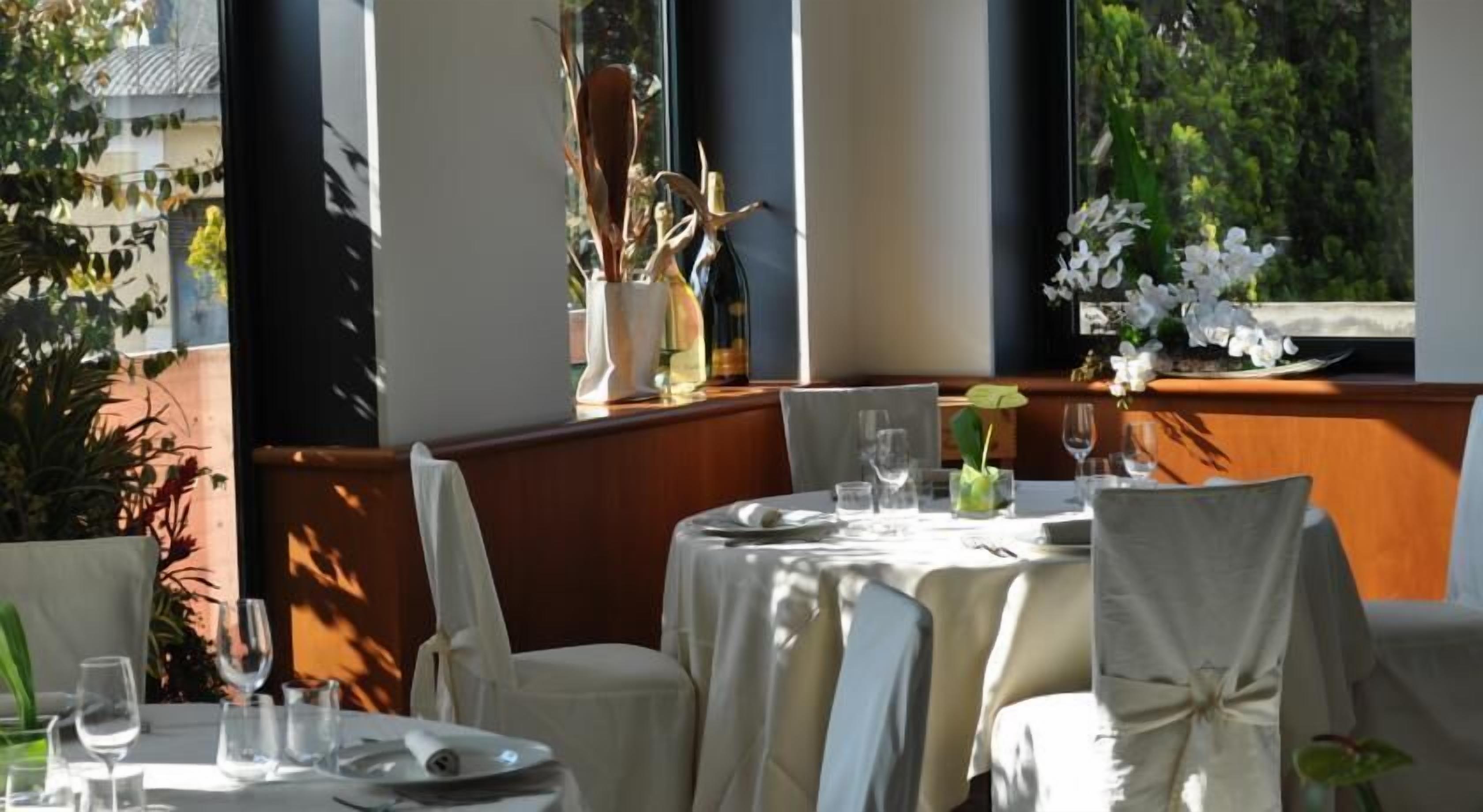 Se sirven comidas, cenas y cocina local 