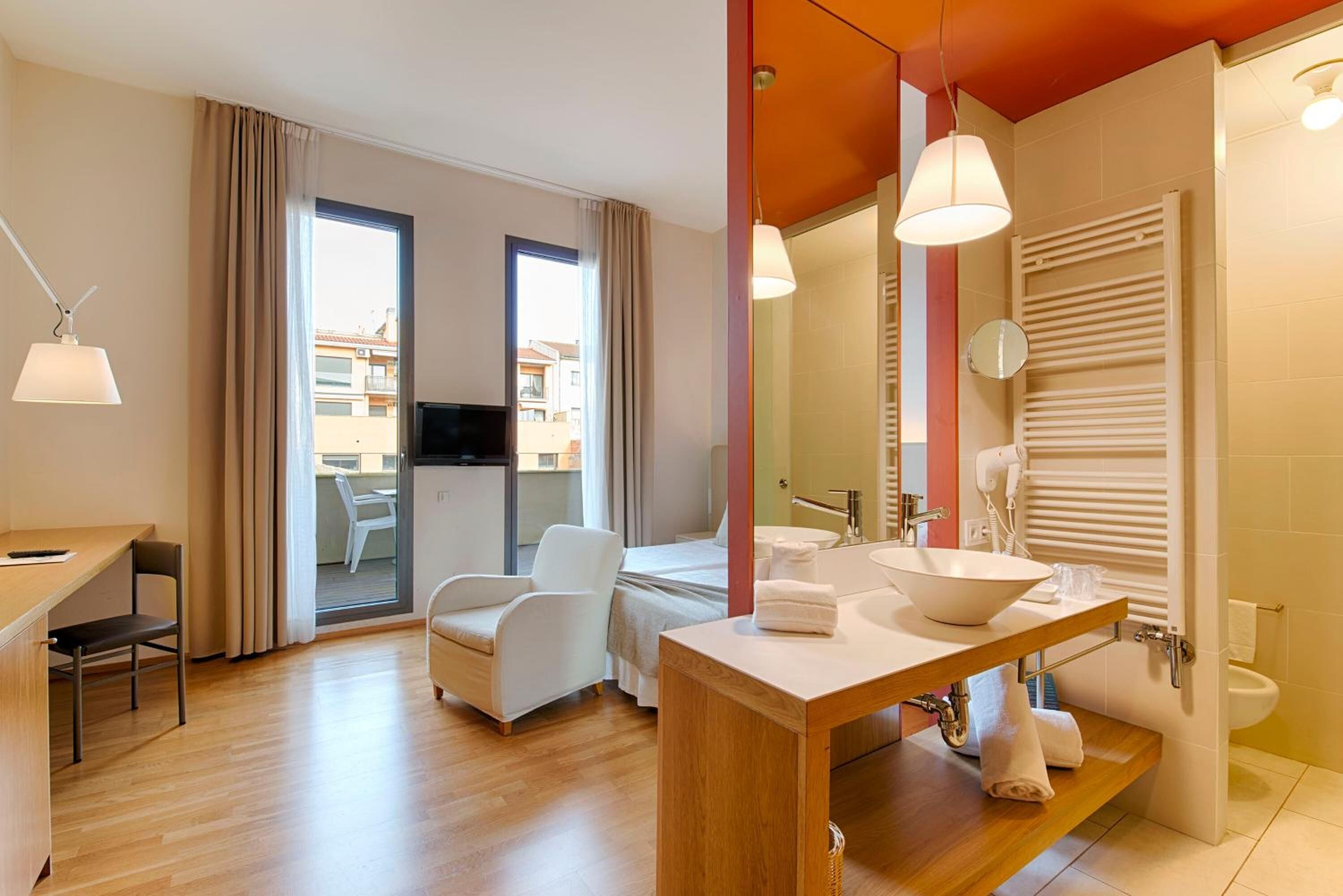 1 bedroom, in-room safe, desk, soundproofing