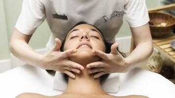 Una persona recibiendo un tratamiento facial.
