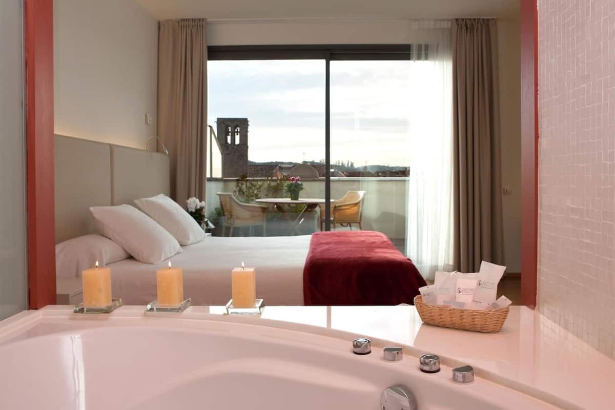 deluxe room, jetted tub (aqua) | 1 bedroom, in-room safe, desk, soundproofing