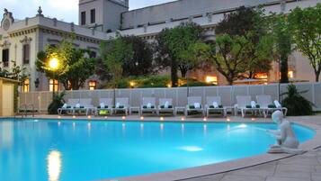 Outdoor pool, pool loungers