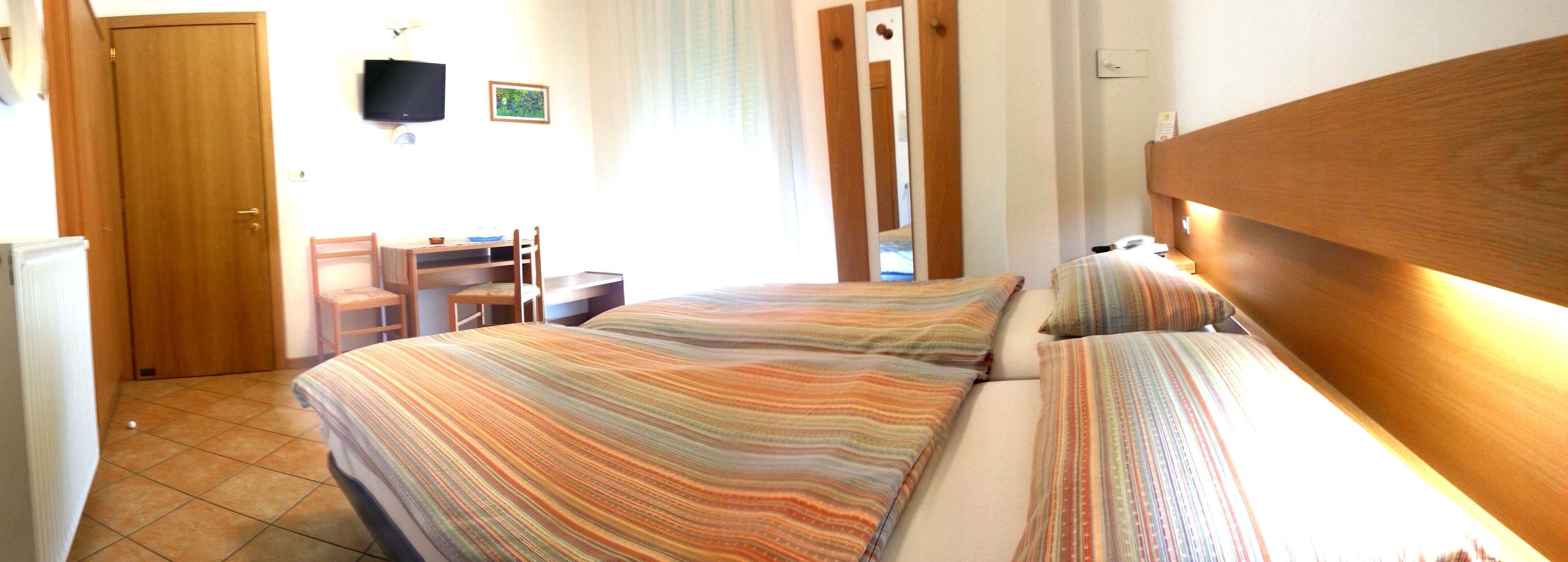 Camera doppia, balcone | Una cassaforte in camera, una scrivania, Wi-Fi gratuito, lenzuola