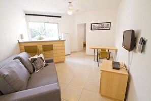 Escriptori, cortines opaques i wifi gratuïta 