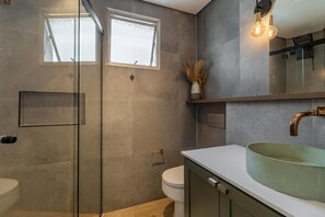 Shower, free toiletries, towels