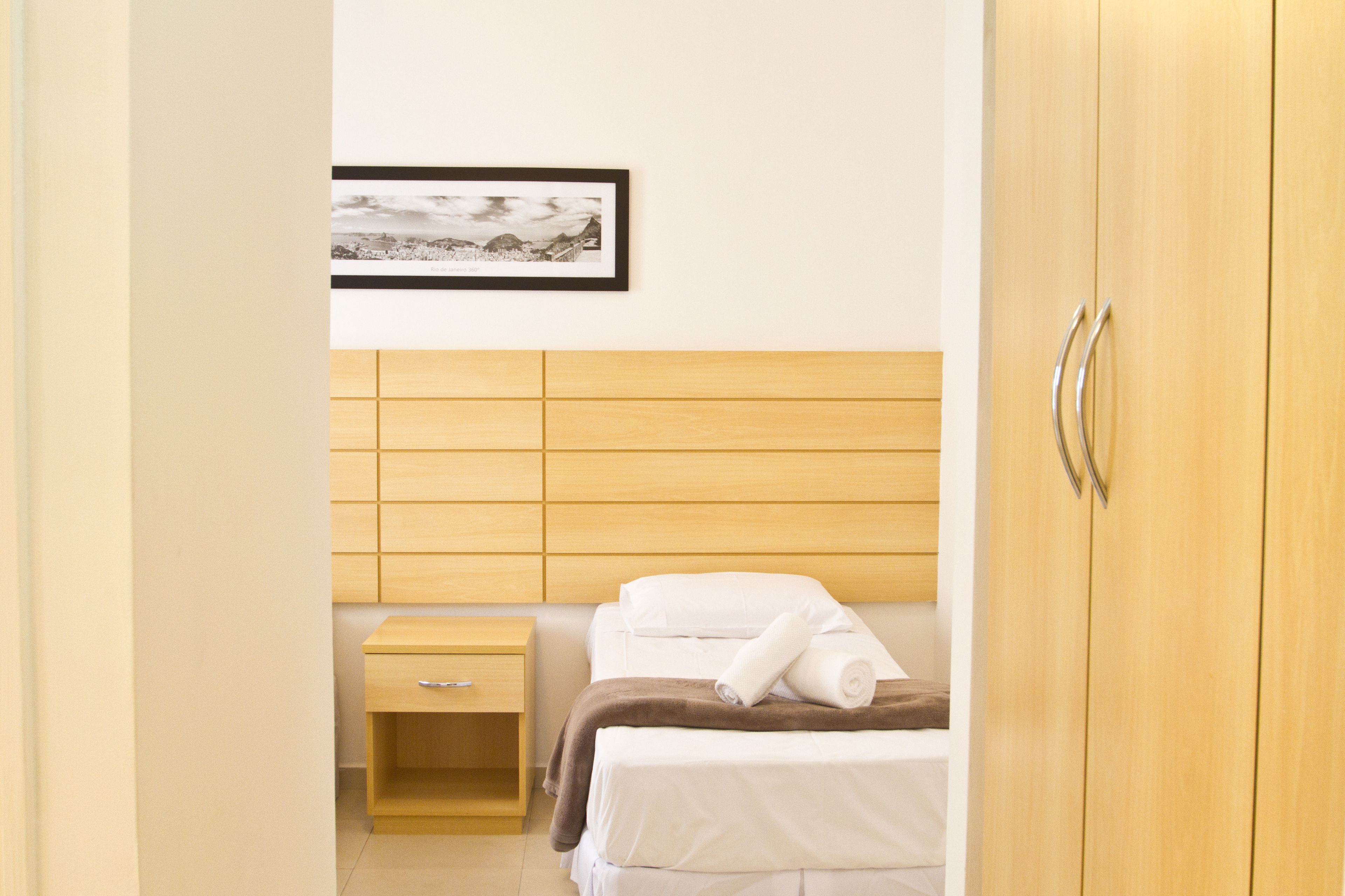 Apartamento, 2 camas de solteiro | Escrivaninha, cortinas blackout, Wi-Fi de cortesia