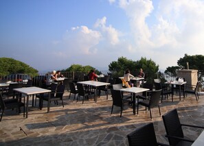 Dîner servi sur place, vue sur le jardin 