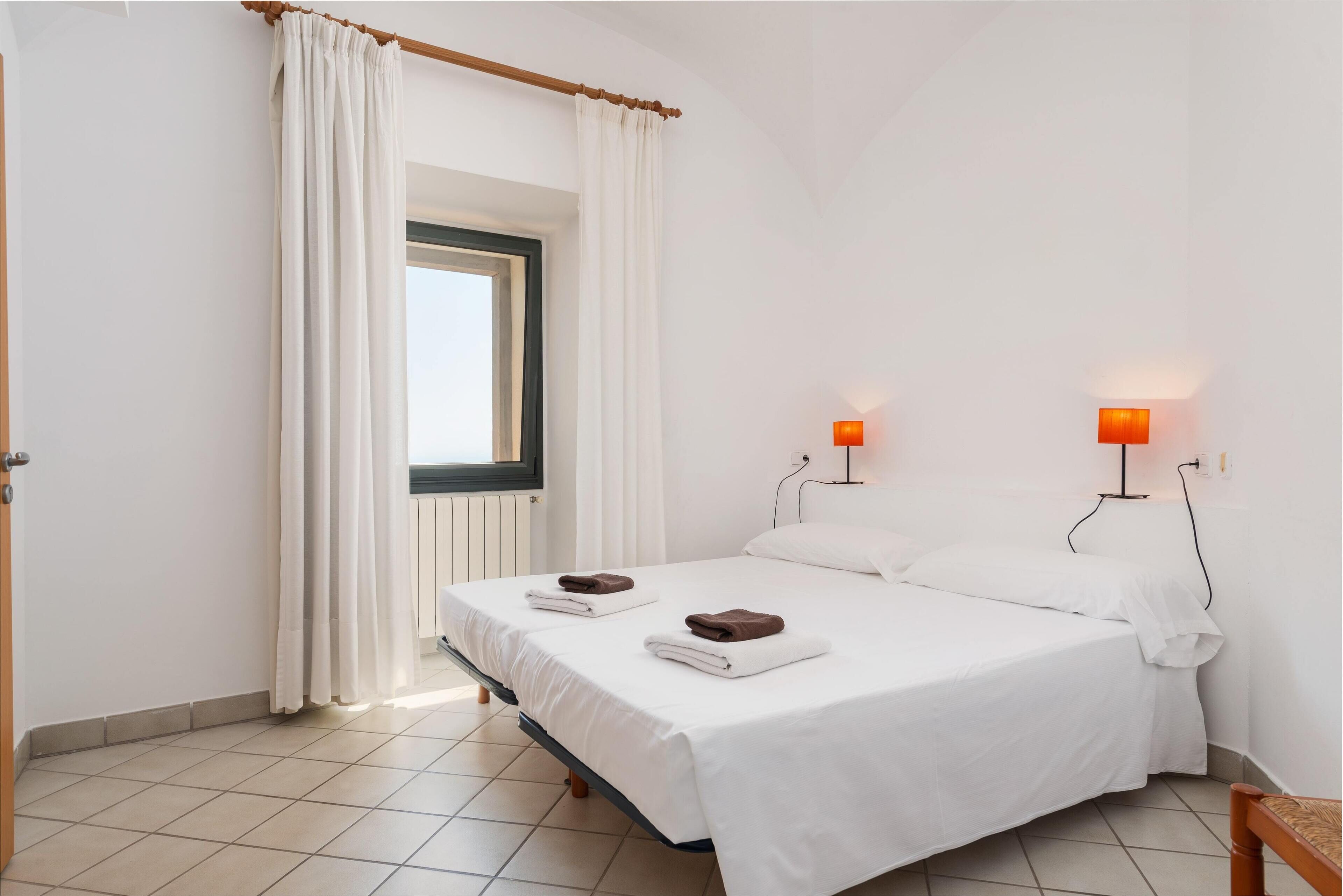 standard apartment, 2 bedrooms, sea view | 2 bedrooms, individually decorated, desk, blackout curtains