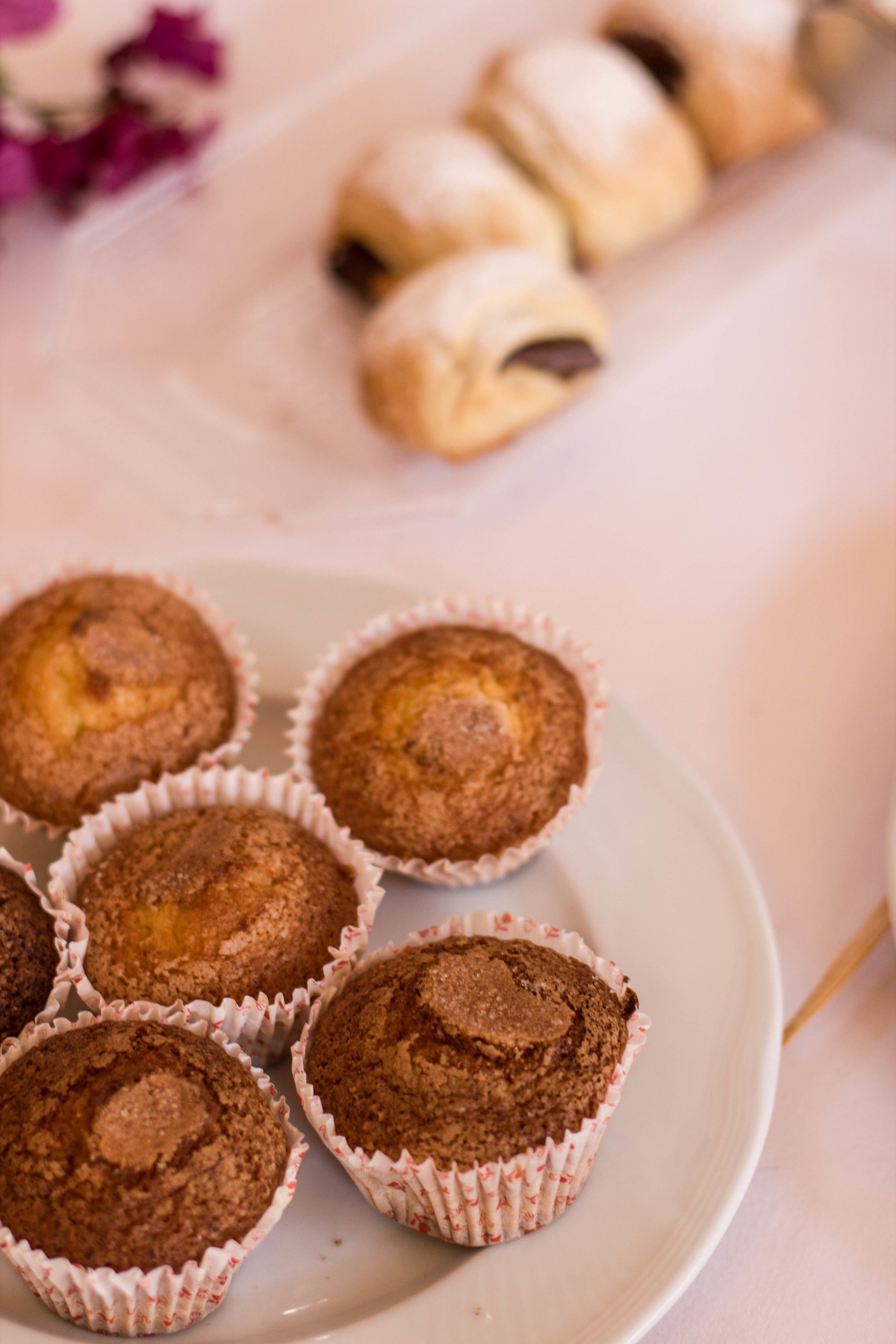 Ein Teller mit Muffins auf einem Tisch.
