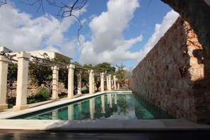 Piscine extérieure, parasols de plage, chaises longues