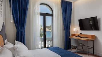 Superior Double Room | Minibar, in-room safe, individually decorated, individually furnished
