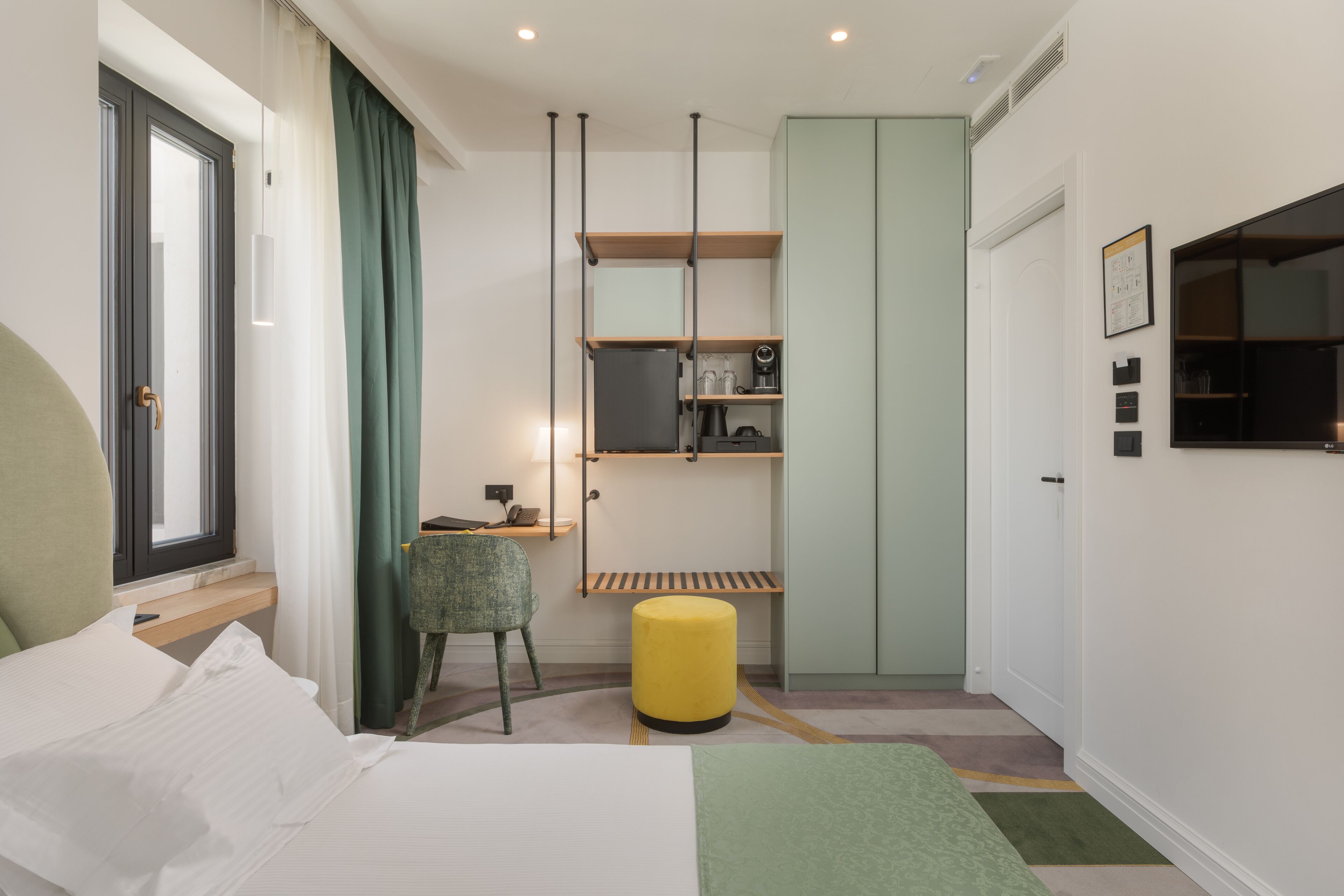 Minibar, coffres-forts dans les chambres, bureau, rideaux occultants